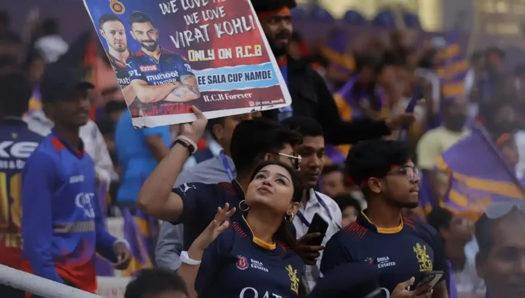 A female fan held a card that clearly displayed her love for RCB.