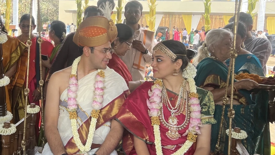 eye to eye contact of Tejasvi Surya and Sivasri Skandaprasad during marriage ceremony